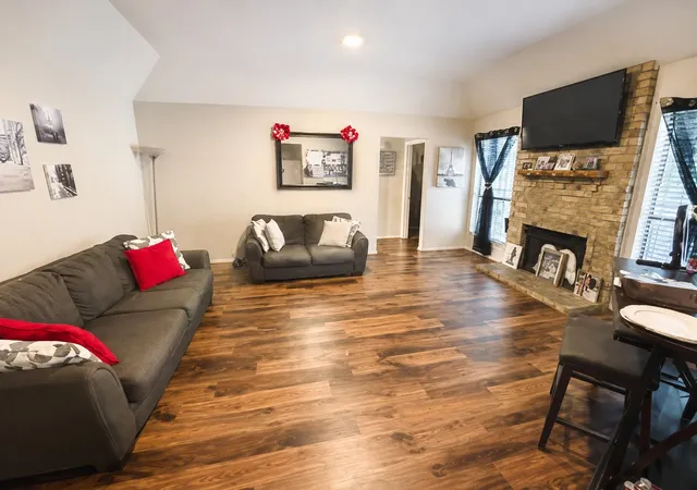 Listing Photo 5 - Condo for sale in building located at 4517 Tall Mdw Ln, Fort Worth, TX 76133 - Unit #4519