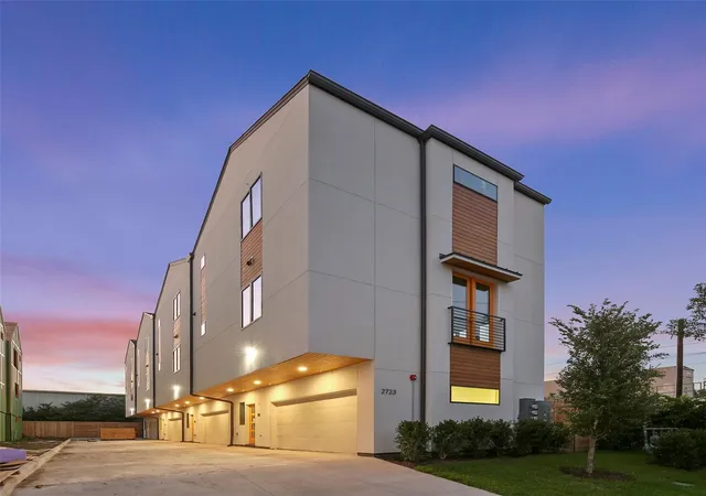 Photo 1 of Townhouse for sale at 2723 Kimsey Dr #104, Dallas, TX 75235 | MLS# 21367939 | Listing updated on 2026-08-31