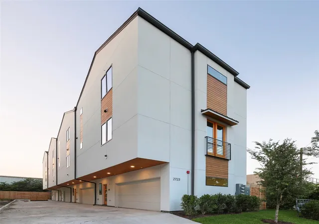 Photo 2 of Townhouse for sale at 2723 Kimsey Dr #104, Dallas, TX 75235 | MLS# 21367939 | Listing updated on 2026-08-31