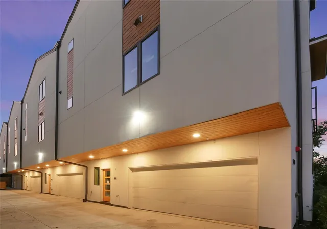 Photo 3 of Townhouse for sale at 2723 Kimsey Dr #104, Dallas, TX 75235 | MLS# 21367939 | Listing updated on 2026-08-31