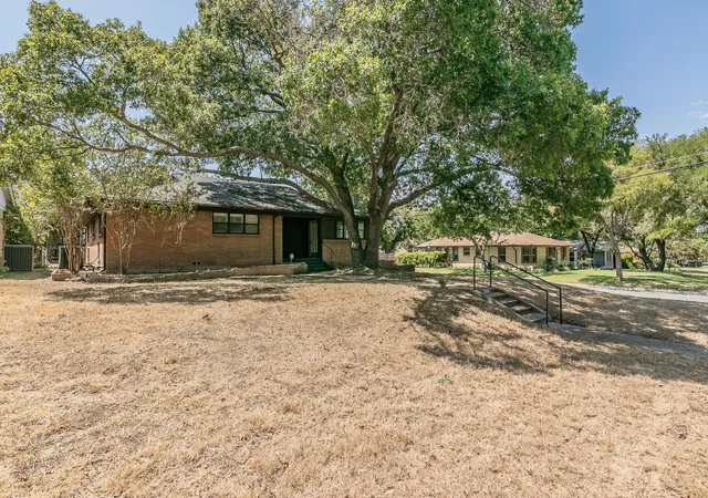 Photo 2 of Single family home for sale at 2900 Ryan Pl Dr, Fort Worth, TX 76110 | MLS# 21367954 | Listing updated on 2026-08-26