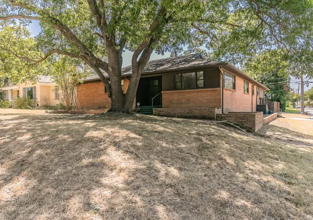 Photo 3 of Single family home for sale at 2900 Ryan Pl Dr, Fort Worth, TX 76110 | MLS# 21367954 | Listing updated on 2026-08-26