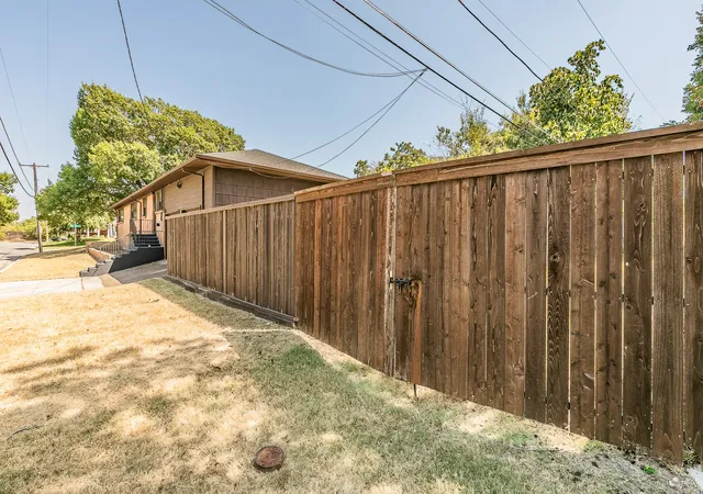 Photo 4 of Single family home for sale at 2900 Ryan Pl Dr, Fort Worth, TX 76110 | MLS# 21367954 | Listing updated on 2026-09-28