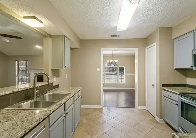 Photo 3 of Single family home for sale at 928 Ledgemont Dr, Plano, TX 75025 | MLS# 21367084 | Listing updated on 2026-08-31