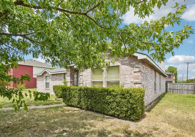 Photo 2 of Single family home for sale at 659 Pondview Dr, Cedar Hill, TX 75104 | MLS# 21367848 | Listing updated on 2026-08-29
