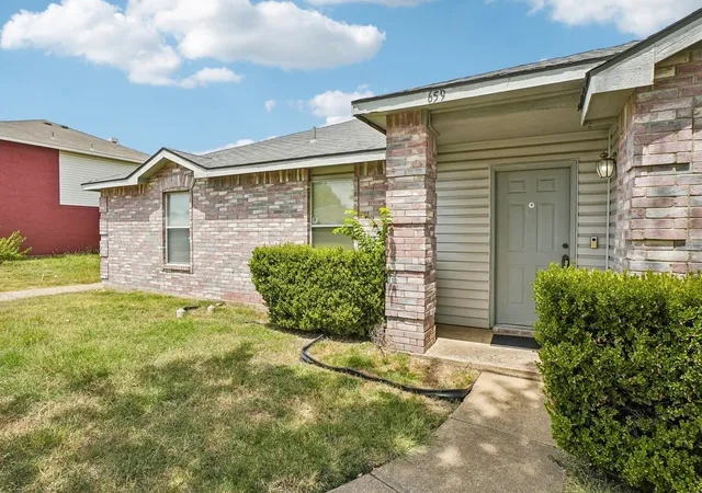 Photo 3 of Single family home for sale at 659 Pondview Dr, Cedar Hill, TX 75104 | MLS# 21367848 | Listing updated on 2026-08-29
