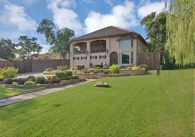 Photo 2 of Single family home for sale at 306 E Rochelle Blvd, Irving, TX 75062 | MLS# 21368039 | Listing updated on 2026-10-07