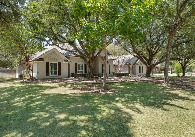 Photo 2 of Sale Pending at 367 Elm Grove Cir, Waco, TX 76657 | MLS# 21367751 | Listing updated on 2026-08-29