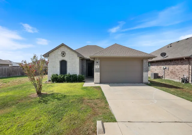 Photo 1 of Single family home for sale at 121 Willowbend Loop, Mabank, TX 75147 | MLS# 21345974 | Listing updated on 2026-08-30