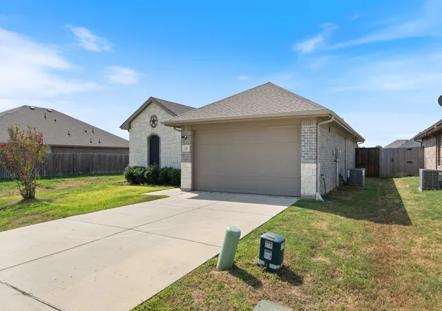 Photo 2 of Single family home for sale at 121 Willowbend Loop, Mabank, TX 75147 | MLS# 21345974 | Listing updated on 2026-08-30