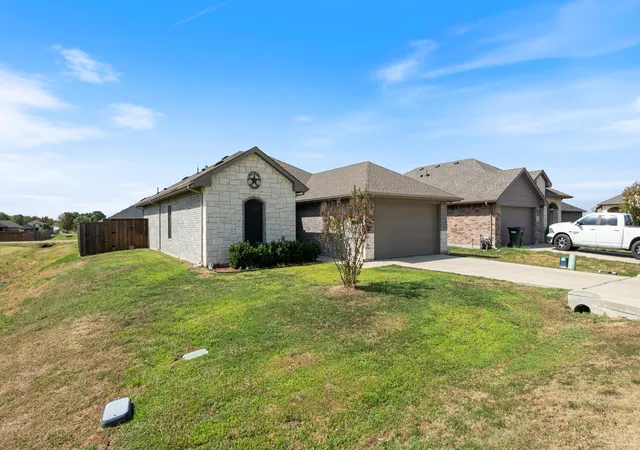 Photo 3 of Single family home for sale at 121 Willowbend Loop, Mabank, TX 75147 | MLS# 21345974 | Listing updated on 2026-08-30