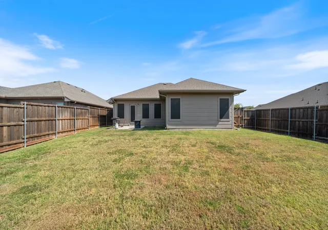 Photo 3 of Single family home for sale at 121 Willowbend Loop, Mabank, TX 75147 | MLS# 21345974 | Listing updated on 2026-10-06