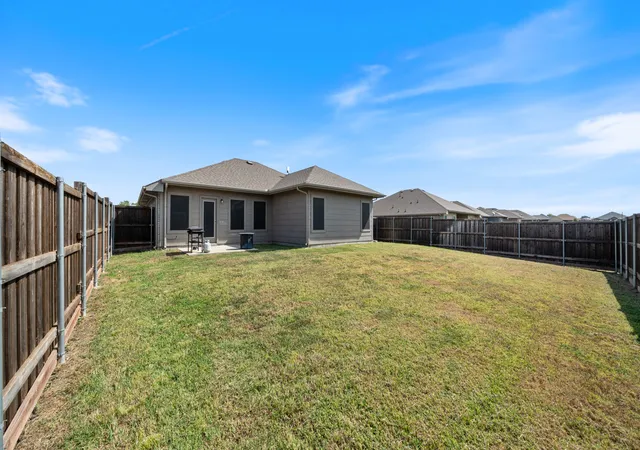 Photo 4 of Single family home for sale at 121 Willowbend Loop, Mabank, TX 75147 | MLS# 21345974 | Listing updated on 2026-10-06