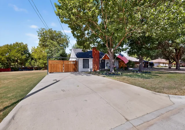 Photo 3 of Single family home for sale at 429 S Walker St, Mesquite, TX 75149 | MLS# 21365680 | Listing updated on 2026-10-07