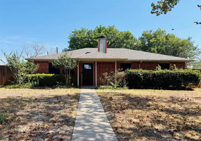 Photo 1 of Sale Pending at 112 Lawndale Dr, Waxahachie, TX 75165 | MLS# 21361217 | Listing updated on 2026-08-25