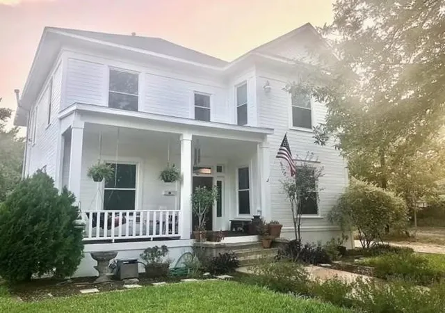 Photo 1 of Single family home for sale at 617 S 12th St, Waco, TX 76706 | MLS# 21368177 | Listing updated on 2026-08-25