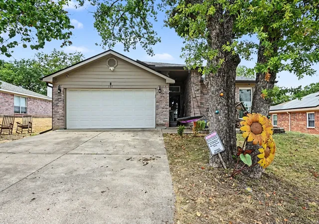 Photo 1 of Single family home for sale at 321 Pecos Dr, Weatherford, TX 76086 | MLS# 21366162 | Listing updated on 2026-08-25