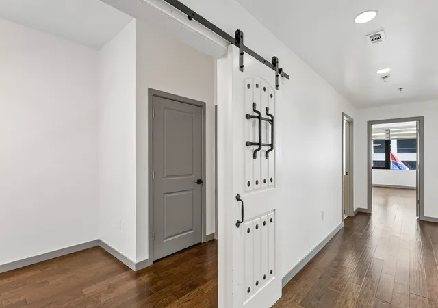 Listing Photo 4 - Condo for sale in building located at 1200 Main St, Dallas, TX 75202 - Unit #508