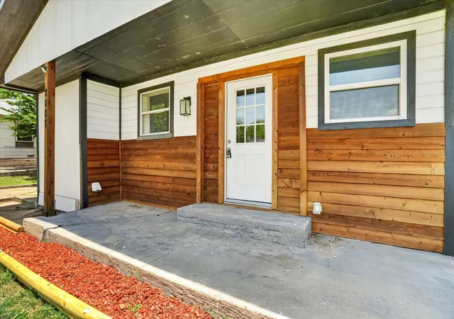 Photo 2 of Single family home for sale at 2007 Se 21st Ave, Mineral Wells, TX 76067 | MLS# 21368215 | Listing updated on 2026-08-25