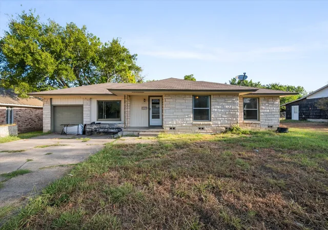 Photo 1 of Single family home for sale at 807 E Tyler St, Mexia, TX 76667 | MLS# 21368148 | Listing updated on 2026-08-25