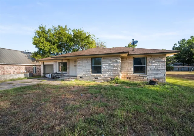Photo 2 of Single family home for sale at 807 E Tyler St, Mexia, TX 76667 | MLS# 21368148 | Listing updated on 2026-08-25