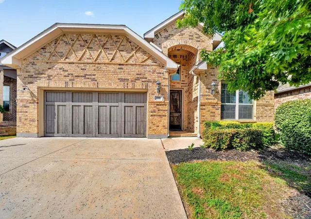 Photo 2 of Single family home for sale at 808 Knox Dr, Rockwall, TX 75087 | MLS# 21368081 | Listing updated on 2026-08-25