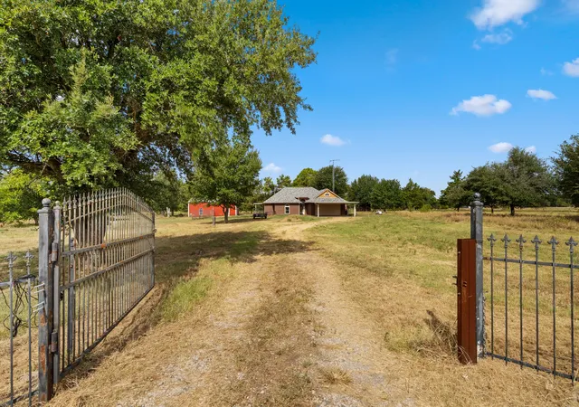 Photo 2 of Single family home for sale at 3016 County Road 4405, Commerce, TX 75428 | MLS# 21367213 | Listing updated on 2026-08-25