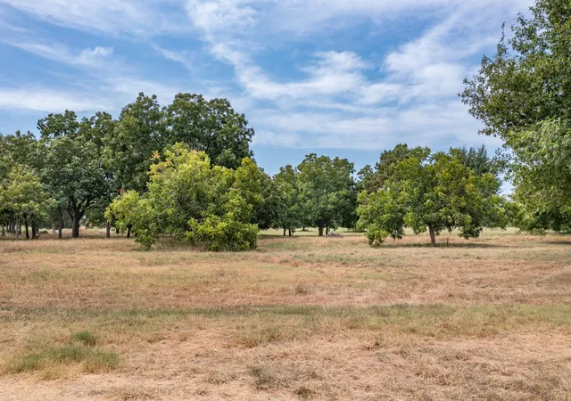 Photo 4 of Single family home for sale at 3016 County Road 4405, Commerce, TX 75428 | MLS# 21367213 | Listing updated on 2026-08-25