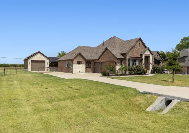 Photo 3 of Single family home for sale at 157 Daniel Dr, Van Alstyne, TX 75495 | MLS# 21368323 | Listing updated on 2026-10-09