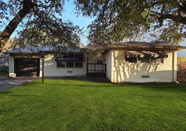 Photo 1 of Single family home for sale at 1811 W College St, Sherman, TX 75092 | MLS# 21366513 | Listing updated on 2026-08-26