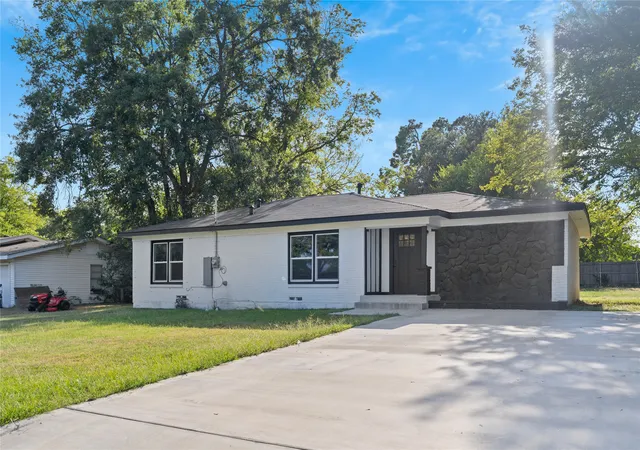 Photo 1 of Single family home for sale at 1613 Irwin Ln, Sulphur Springs, TX 75482 | MLS# 21368385 | Listing updated on 2026-08-25