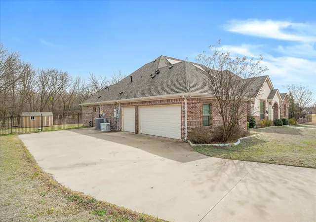 Photo 3 of Single family home for sale at 1088 Stephen Ct, Farmersville, TX 75442 | MLS# 21368474 | Listing updated on 2026-08-25