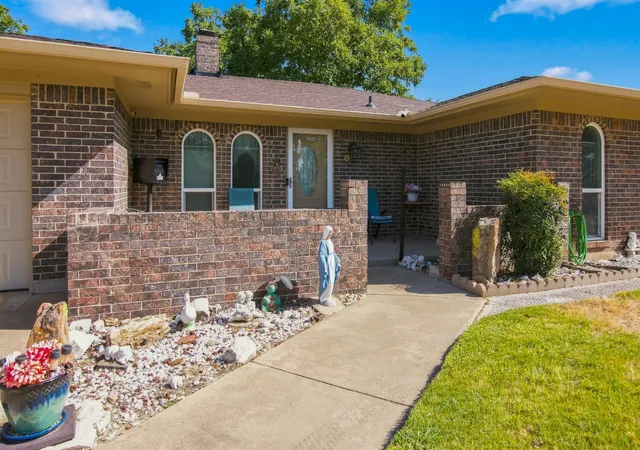 Photo 2 of Single family home for sale at 504 Panama Ct, Granbury, TX 76048 | MLS# 21368482 | Listing updated on 2026-08-25