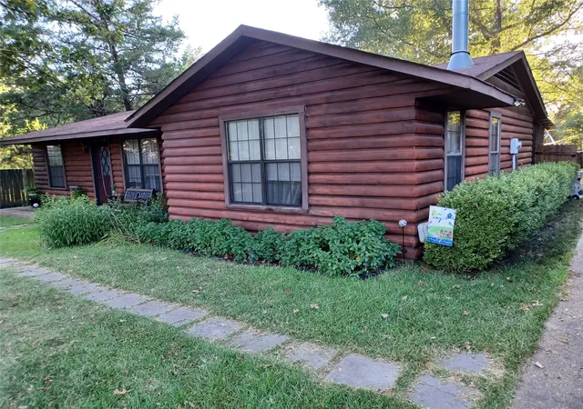 Photo 3 of Single family home for sale at 3212 Seminole Dr, Shreveport, LA 71107 | MLS# 21367289 | Listing updated on 2026-08-25