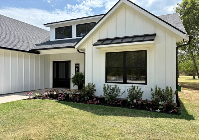 Photo 2 of Single family home for sale at 192 Hagerman Rd, Pottsboro, TX 75076 | MLS# 21368511 | Listing updated on 2026-10-06
