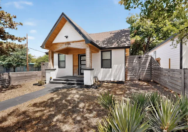 Photo 2 of Single family home for sale at 1100 S Brighton Ave, Dallas, TX 75208 | MLS# 21368518 | Listing updated on 2026-08-25