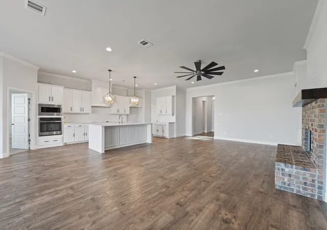 Photo 4 of Single family home for sale at 125 Treys Wy, Godley, TX 76044 | MLS# 21367672 | Listing updated on 2026-10-07