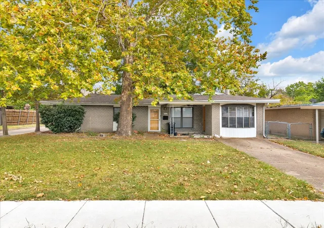 Photo 1 of Sale Pending at 812 W Grubb Dr, Mesquite, TX 75149 | MLS# 21367513 | Listing updated on 2026-09-28