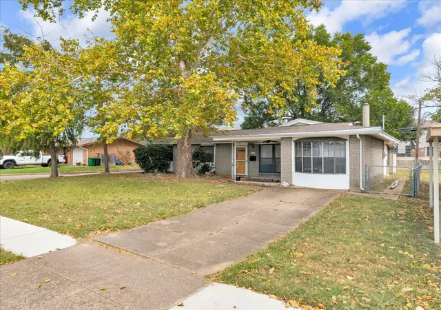 Photo 2 of Sale Pending at 812 W Grubb Dr, Mesquite, TX 75149 | MLS# 21367513 | Listing updated on 2026-09-28