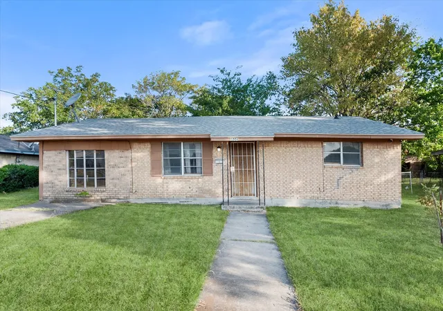 Photo 1 of Single family home for sale at 1204 E 13th Ave, Corsicana, TX 75110 | MLS# 21365579 | Listing updated on 2026-08-25