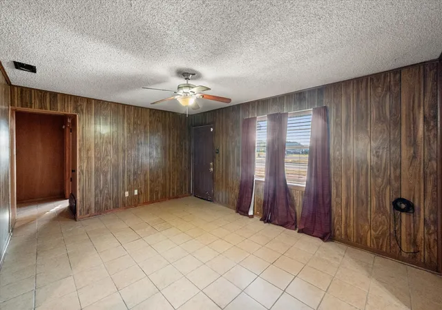 Photo 3 of Single family home for sale at 1204 E 13Th Ave, Corsicana, TX 75110 | MLS# 21365579 | Listing updated on 2026-08-25