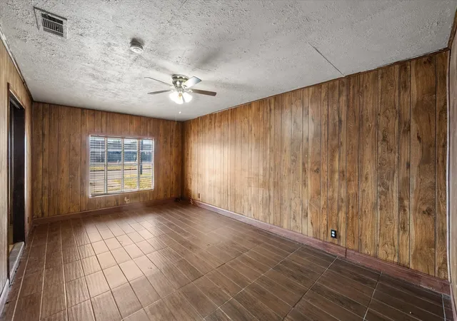 Photo 4 of Single family home for sale at 1204 E 13Th Ave, Corsicana, TX 75110 | MLS# 21365579 | Listing updated on 2026-08-25