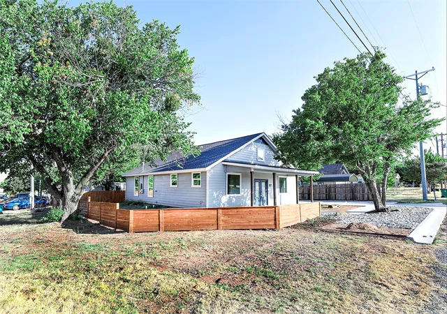 Photo 2 of Single family home for sale at 202 Strong St, Bowie, TX 76230 | MLS# 21368028 | Listing updated on 2026-08-26