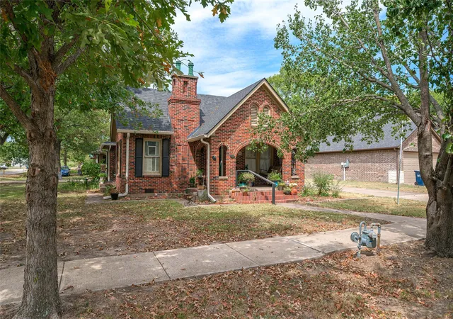 Photo 1 of Single family home for sale at 209 S Bond St, Whitewright, TX 75491 | MLS# 21368652 | Listing updated on 2026-08-25