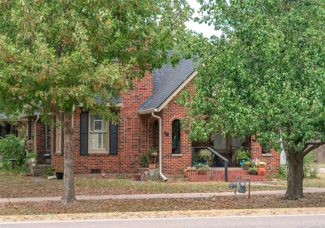 Photo 2 of Single family home for sale at 209 S Bond St, Whitewright, TX 75491 | MLS# 21368652 | Listing updated on 2026-08-25