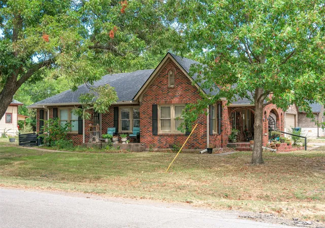 Photo 3 of Single family home for sale at 209 S Bond St, Whitewright, TX 75491 | MLS# 21368652 | Listing updated on 2026-08-25
