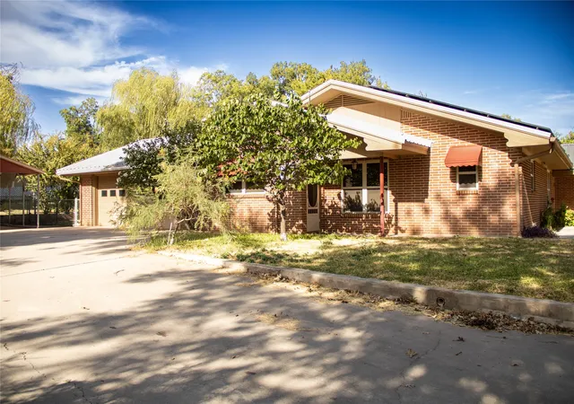 Photo 1 of Single family home for sale at 405 W Neely Ave, Comanche, TX 76442 | MLS# 21367667 | Listing updated on 2026-10-02