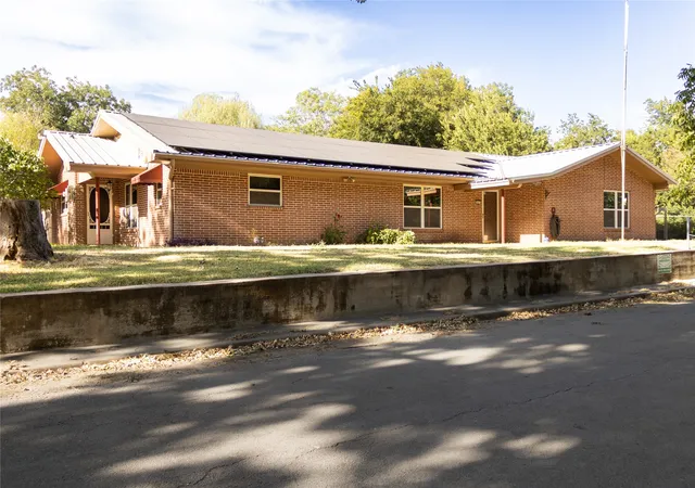 Photo 2 of Single family home for sale at 405 W Neely Ave, Comanche, TX 76442 | MLS# 21367667 | Listing updated on 2026-10-02