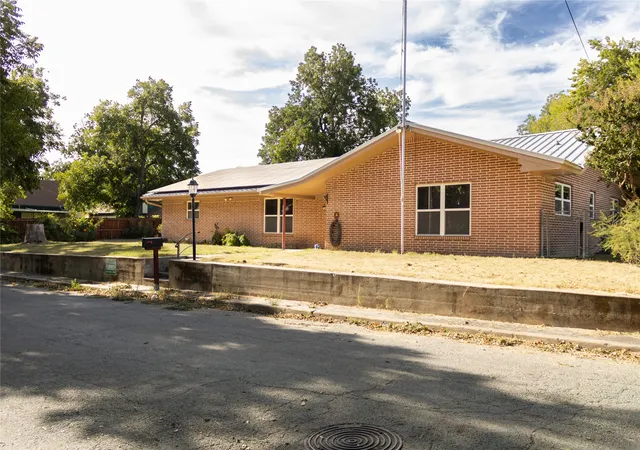 Photo 3 of Single family home for sale at 405 W Neely Ave, Comanche, TX 76442 | MLS# 21367667 | Listing updated on 2026-10-02