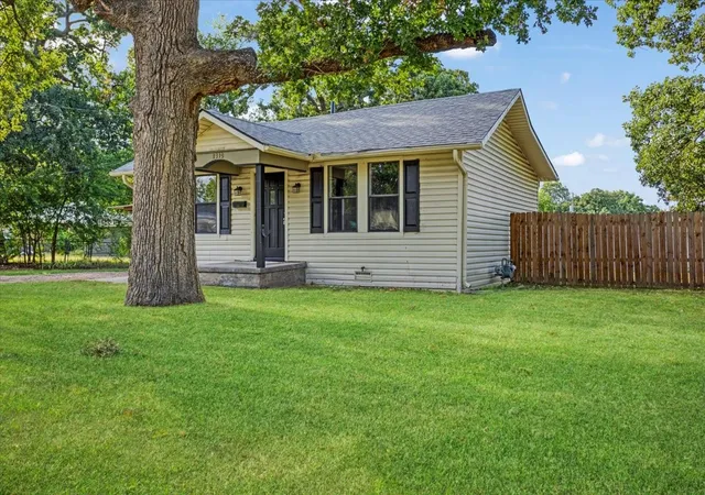 Photo 1 of Single family home for sale at 1310 W Laurel St, Sherman, TX 75092 | MLS# 21368678 | Listing updated on 2026-08-25